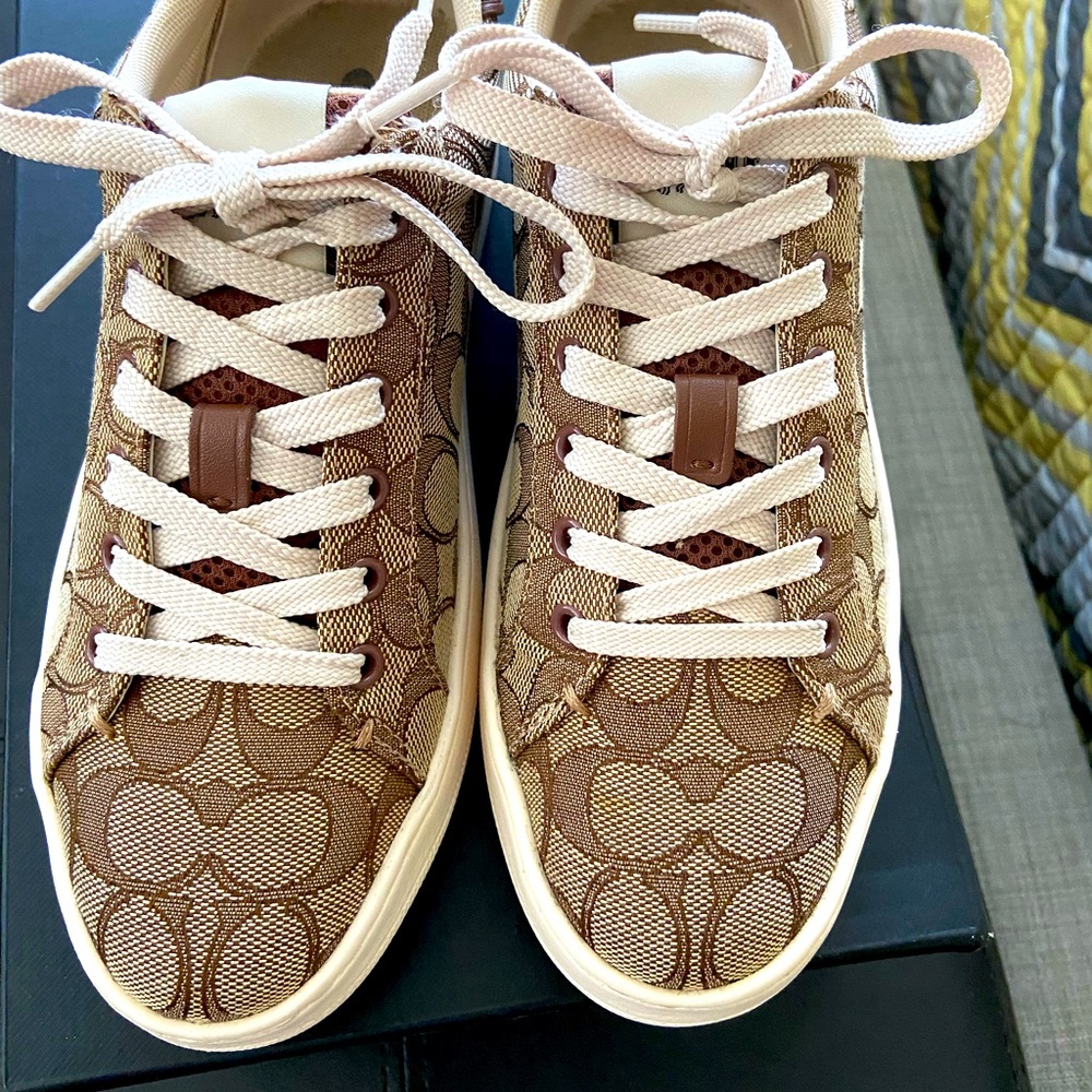 Authentic Coach shoes sz 6.5 used but still in great condition! Make me a offer